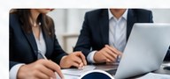 Profesionales en reunión de asesoría
